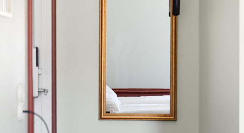 Image of Double Room with Private Bathroom & Windows 6