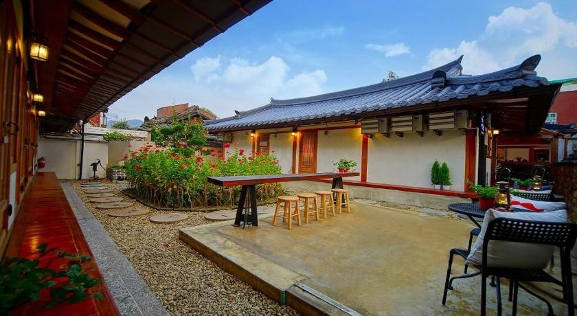 Jeonju hanokmaeulsukbak hanokmidam