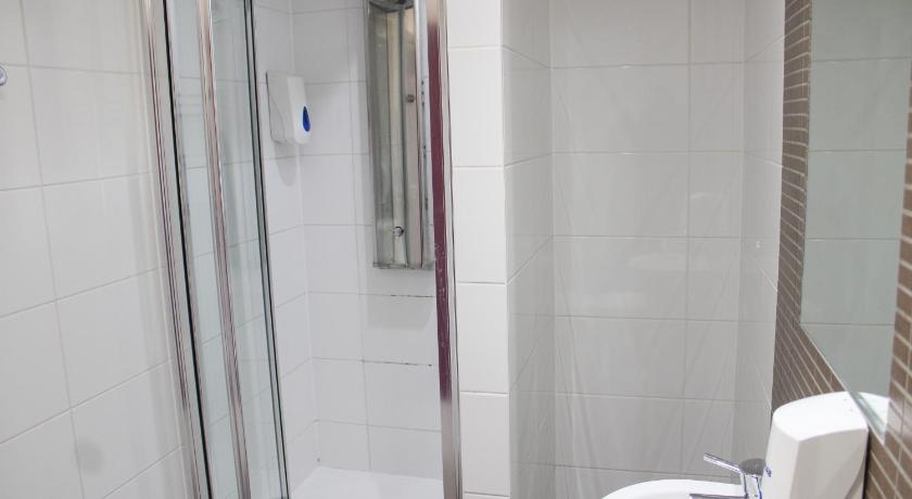 Image of 4-Bed Family Room Ensuite 7