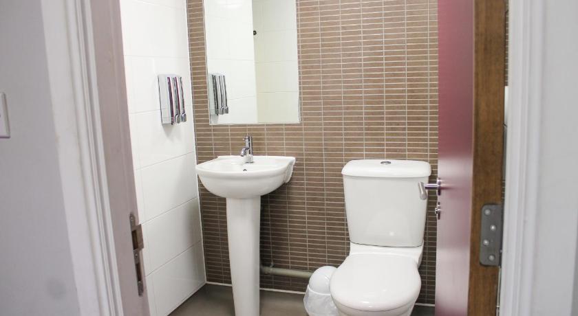 Image of 4-Bed Family Room Ensuite 11