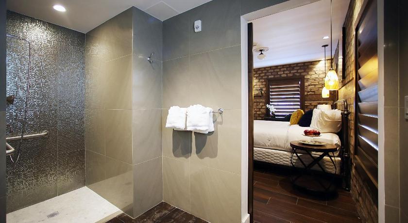 Immagine di Camera King Deluxe con Vista Oceano (Deluxe King Room with Ocean View) 11