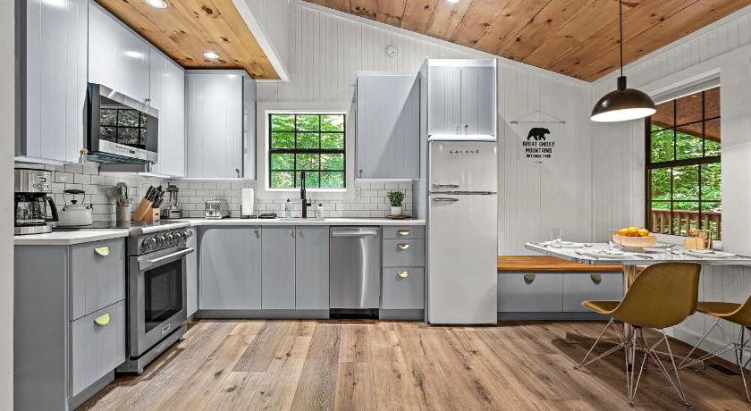 세비어빌 (TN) Smoky Mountains Hut Tub Cabin Dog Friendly 3성급 숙소 로비