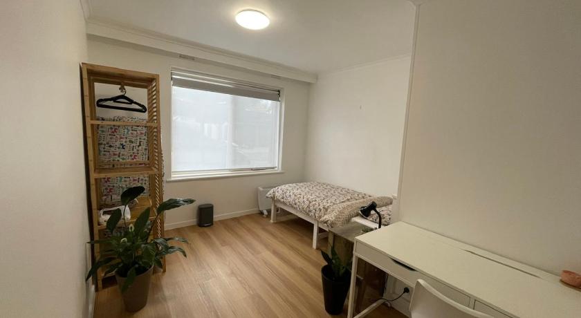 Melbourne room I Near Gardiner Train station Tram 72 I 15 Min to CBD in Toorak