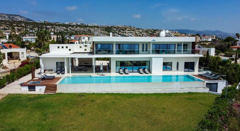 J&C Villa Seacave with Infinity Pool