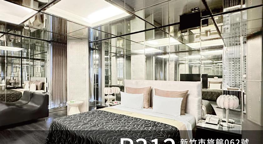 Image of Deluxe King Room 3