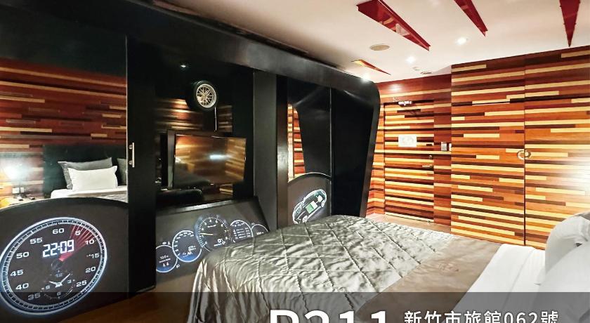 Image of Standard King Room 8