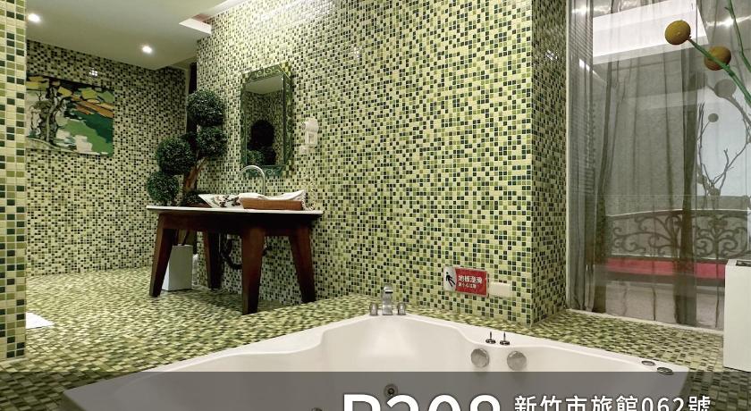 Image of Standard King Room 9
