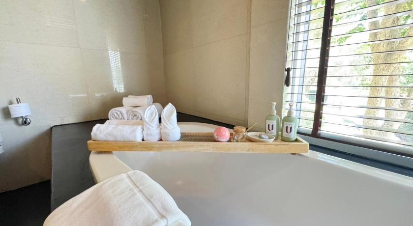 รูปของห้องสวีทพร้อมอ่างอาบน้ำ (Suite with Bathtub) 10
