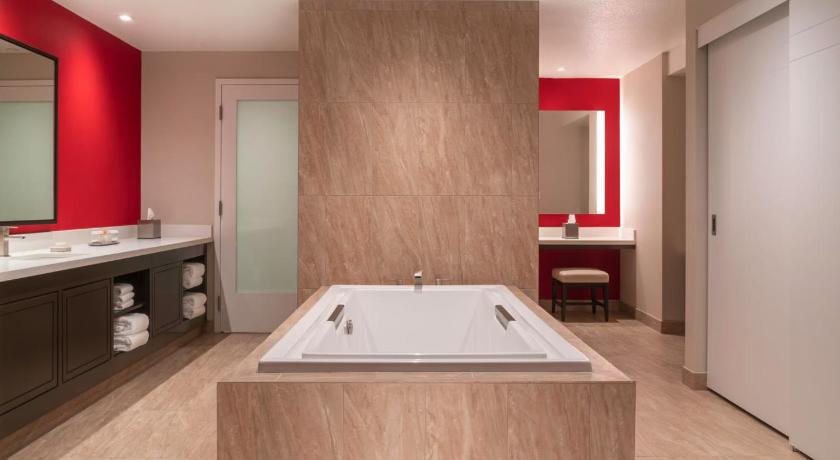 Image of 2 Rooms, Resort Premium Suite + Resort Tower Queen 2