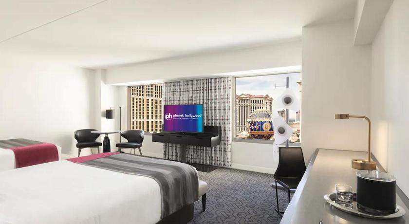 Image of Ultra Panorama Suite 2 Queen Beds + 1 King Bedroom 4