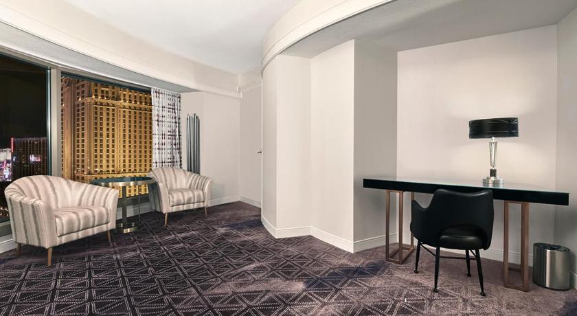 Image of Ultra Panorama Suite 2 Queen Beds + 1 King Bedroom 6