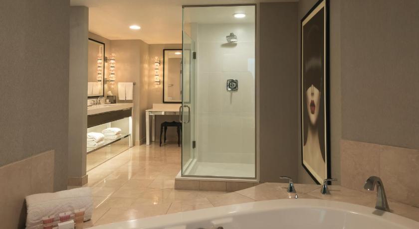 Image of Ultra Panorama Suite 2 Queen Beds + 1 King Bedroom 2