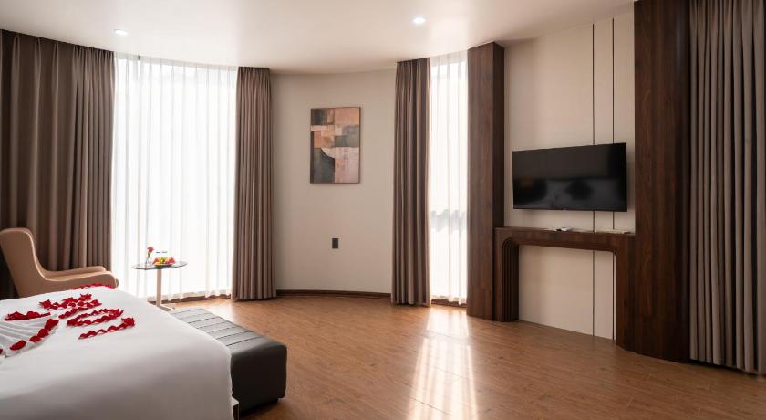 Image of Suite with City View 1