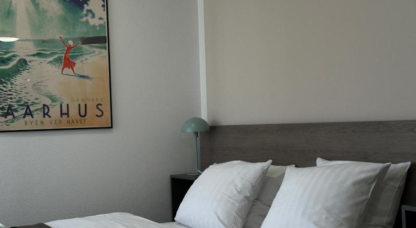 Image of Studio (2 Adults) 6