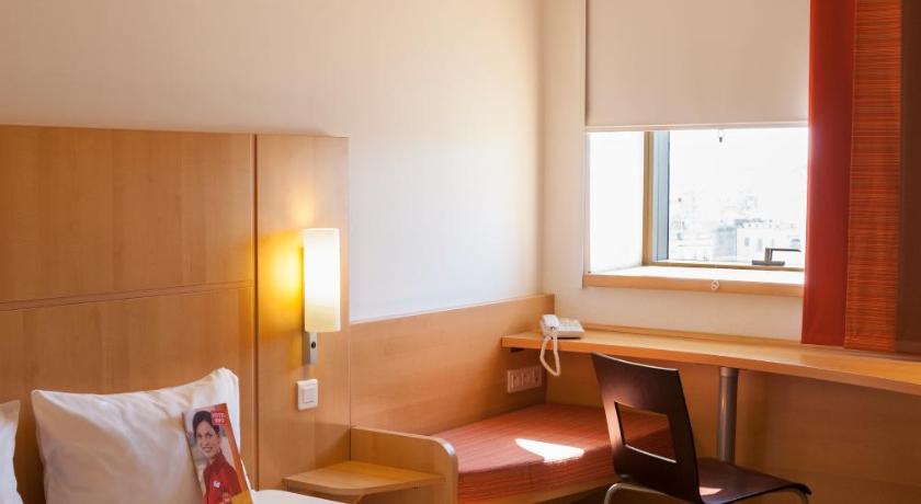Image de Room with a double bed featuring the new beddin g 7