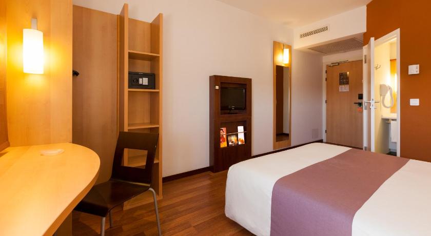 Image de Room with a double bed featuring the new beddin g 4