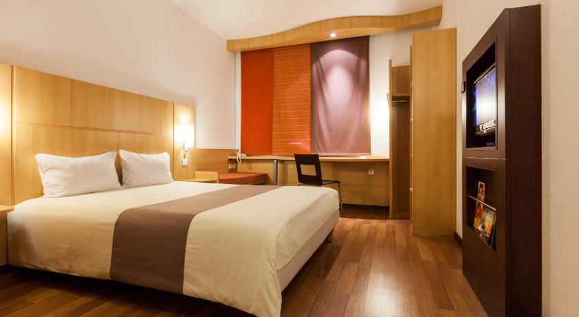 Image de Room with a double bed featuring the new beddin g 0