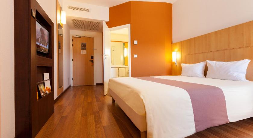 Image de Room with a double bed featuring the new beddin g 1
