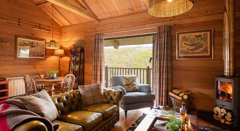 Kingfisher Cabin, Butterwell Farm, Riverside cabin on 40-acre private estate