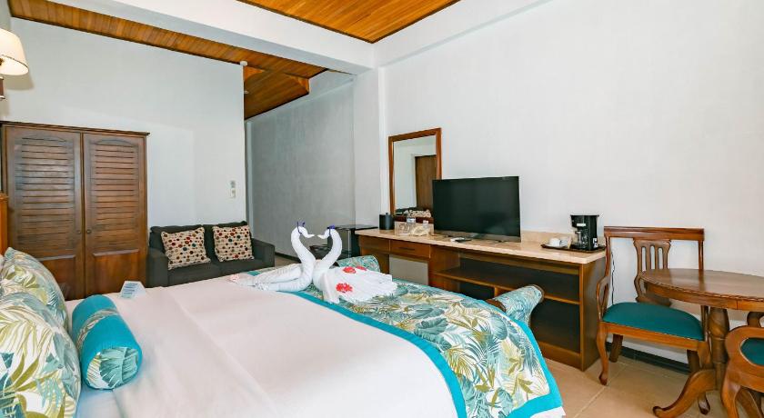 Image of Deluxe Room with Partial Ocean View 4