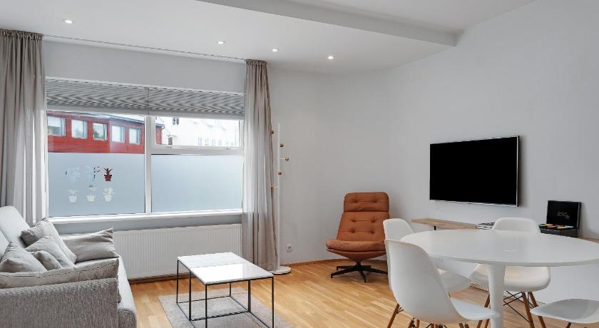Image of Deluxe One-Bedroom Apartment 6