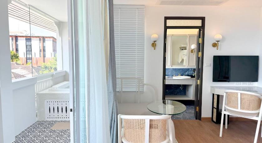 Image of Thapae Corner Hydrotherapy Suite 11