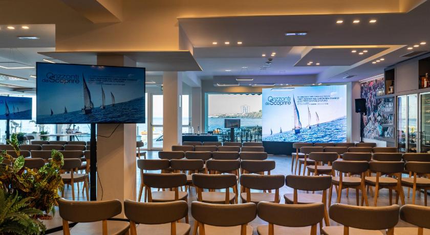 アチ・トレッツァ Grand Hotel Faraglioni 4つ星 ホテル プール