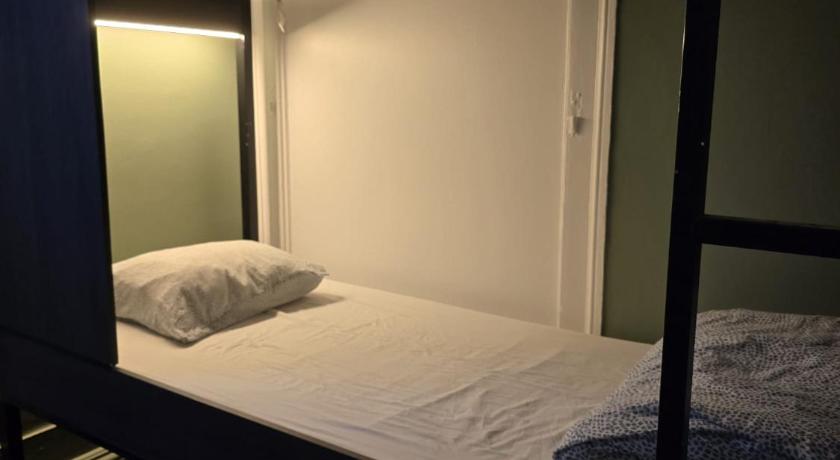 รูปของเตียงในห้องพักรวมชายหญิง 6 เตียง (Bed in 6-Bed Mixed Dormitory Room) 13