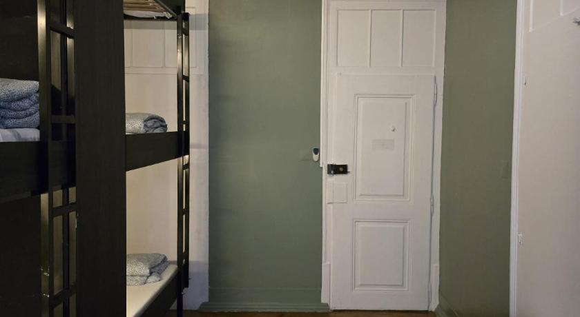 รูปของเตียงในห้องพักรวมชายหญิง 6 เตียง (Bed in 6-Bed Mixed Dormitory Room) 12