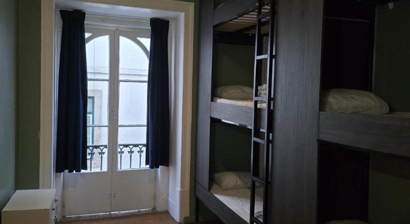 รูปของเตียงในห้องพักรวมชายหญิง 6 เตียง (Bed in 6-Bed Mixed Dormitory Room) 9