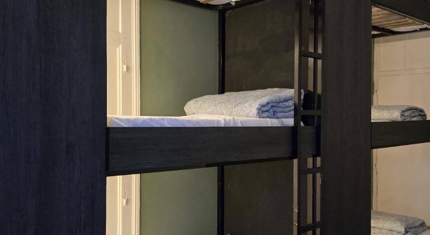 รูปของเตียงในห้องพักรวมชายหญิง 6 เตียง (Bed in 6-Bed Mixed Dormitory Room) 9