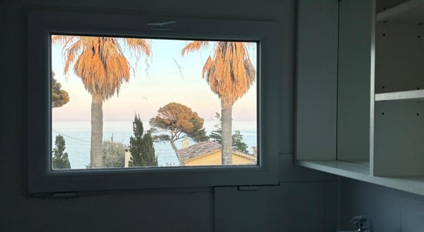 Image of Queen Room with Sea View 9