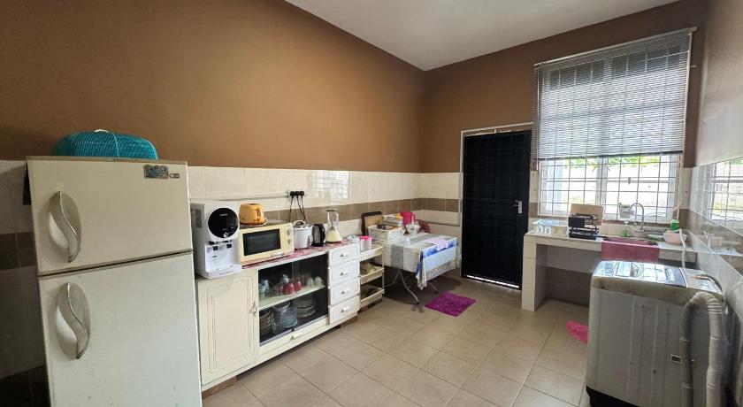 Image of Four-Bedroom House 3