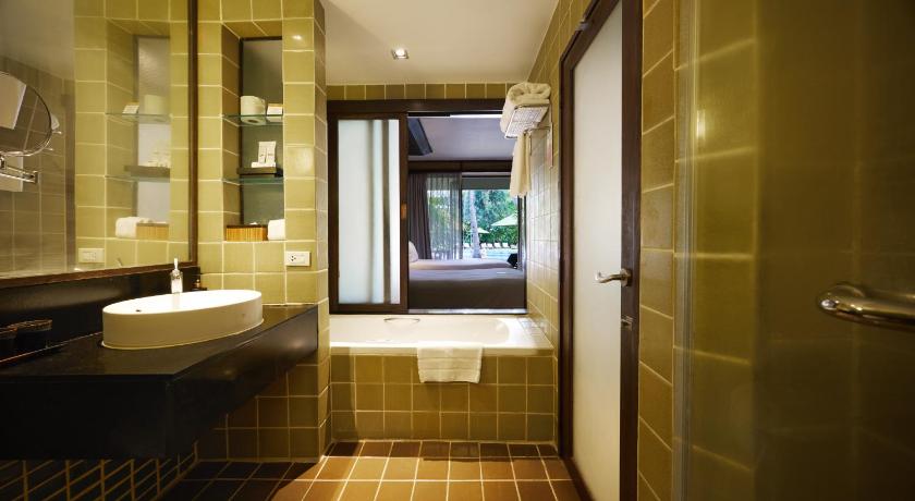 Image of Tropical Deluxe Pool View King Room 13