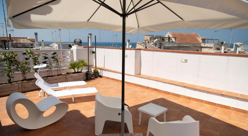 Old town apartment with sea view private rooftop