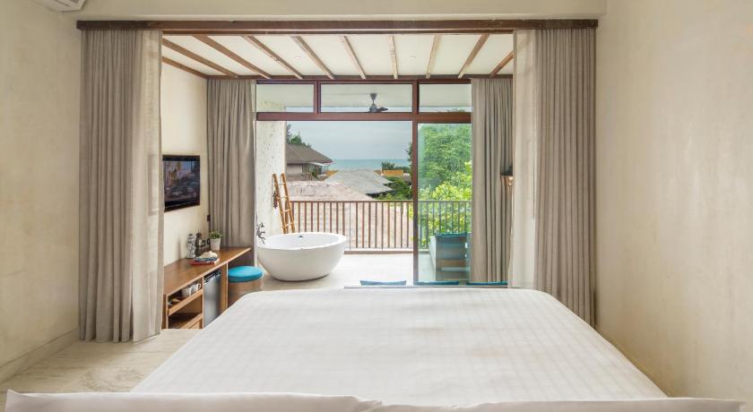 Image of Superior Seaview Jacuzzi 3