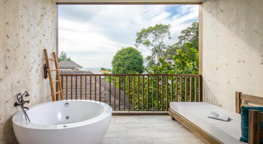 Image of Superior Seaview Jacuzzi 6