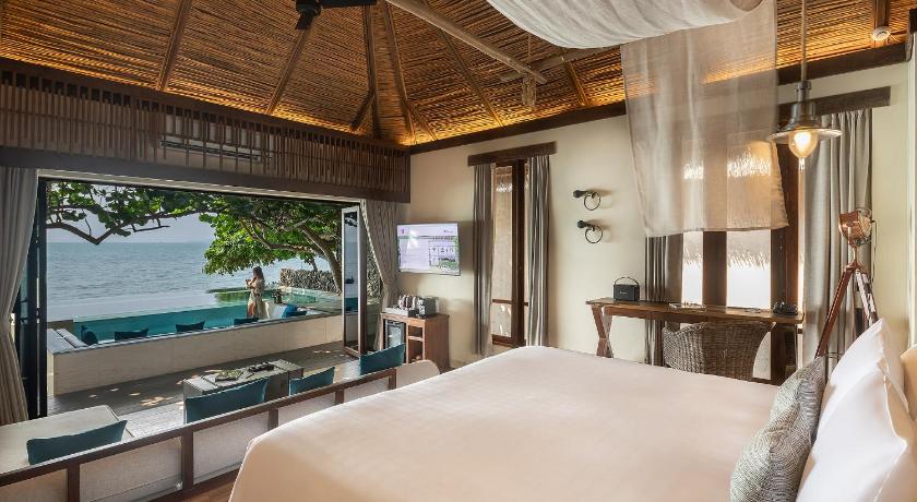 Image of Beachfront Pool Villa Jacuzzi 8