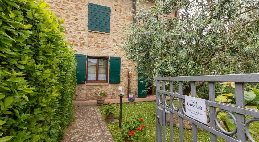 Casa Leonardo, Montaione, Mura