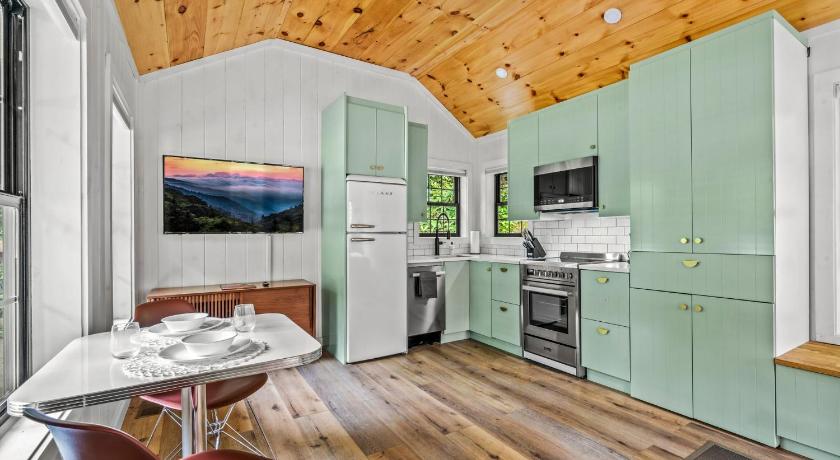 Gatlinburg (TN) 5 Cabins In Gburg Sleeps 16 Firepit & Games 4-Star Accommodation restaurant