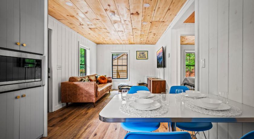 Gatlinburg (TN) 5 Cabins In Gburg Sleeps 16 Firepit & Games 4-Star Accommodation room