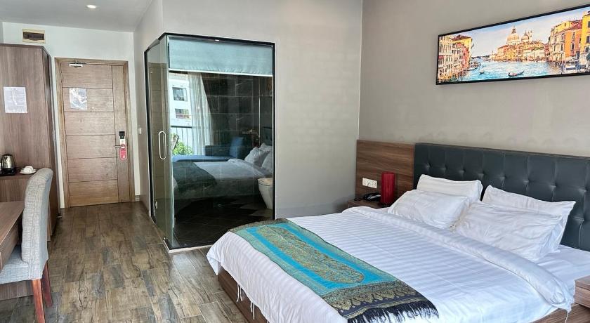 Image of Deluxe King Room with Balcony 4