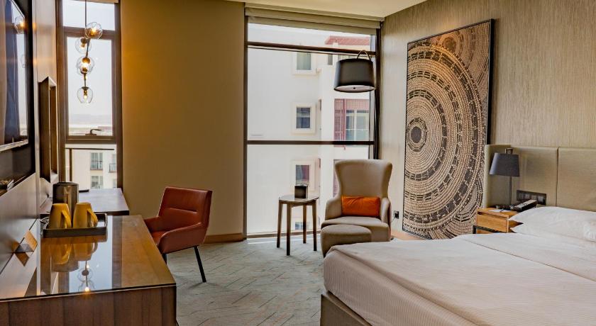 Image of Deluxe King Room Community View 4