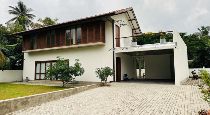 Lake Round Luxury House