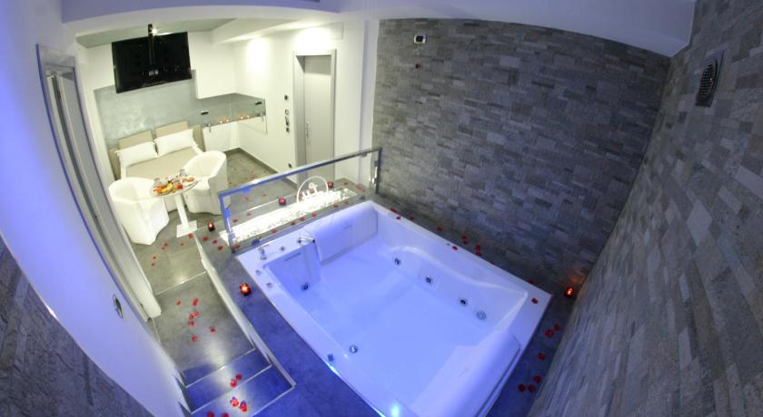 Image of Suite hot tub pool 2