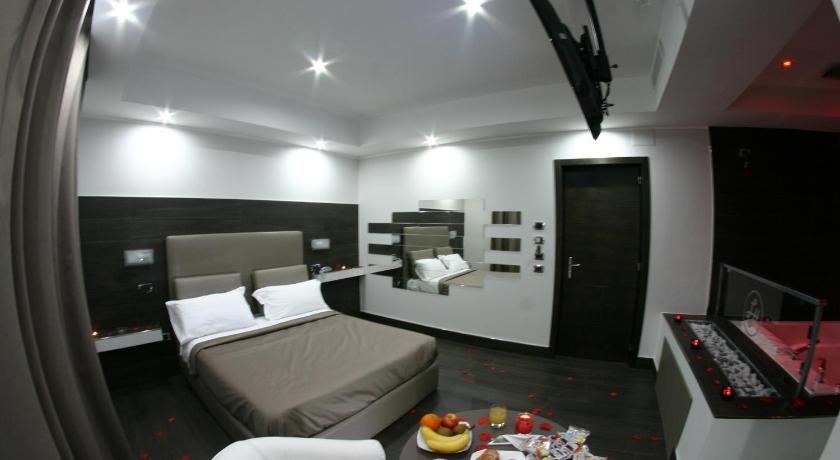 Image of Suite hot tub pool 0