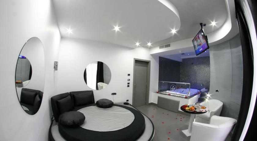 Image of Suite hot tub pool 10