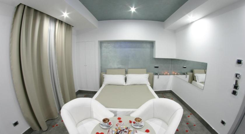 Image of Suite hot tub pool 1