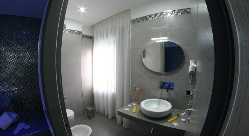 Image of Suite hot tub pool 17