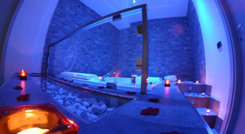 Image of Suite hot tub pool 15